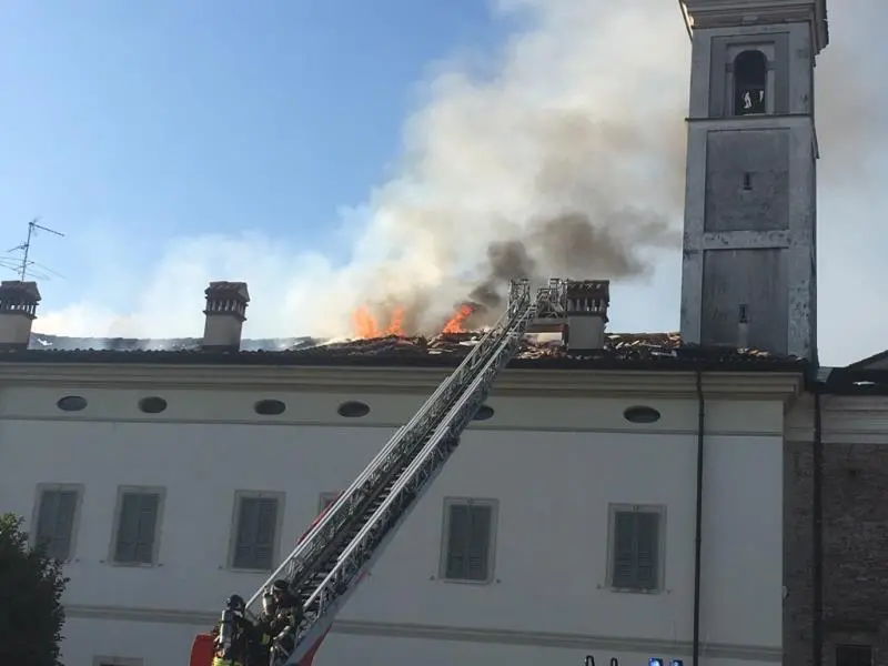 Verolanuova, in fiamme il tetto dell'ex convento