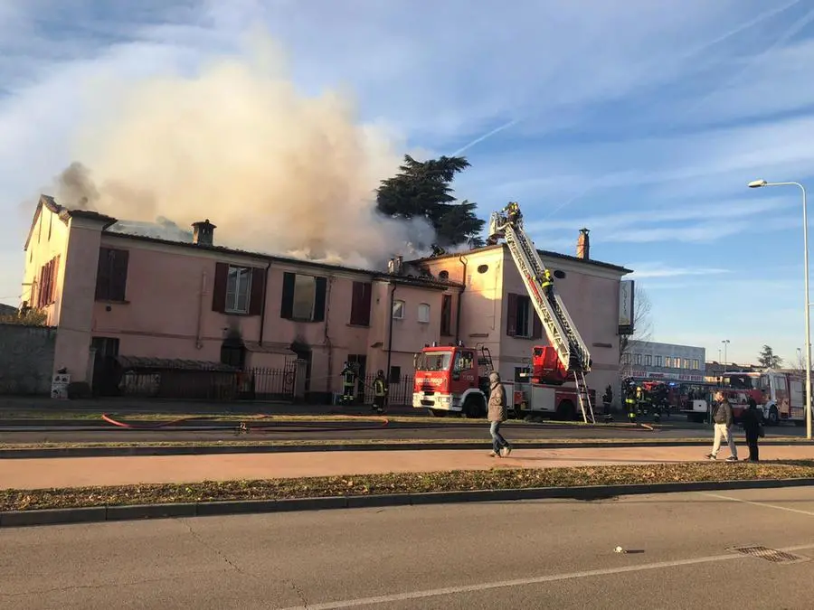 Tetto in fiamme a Mazzano