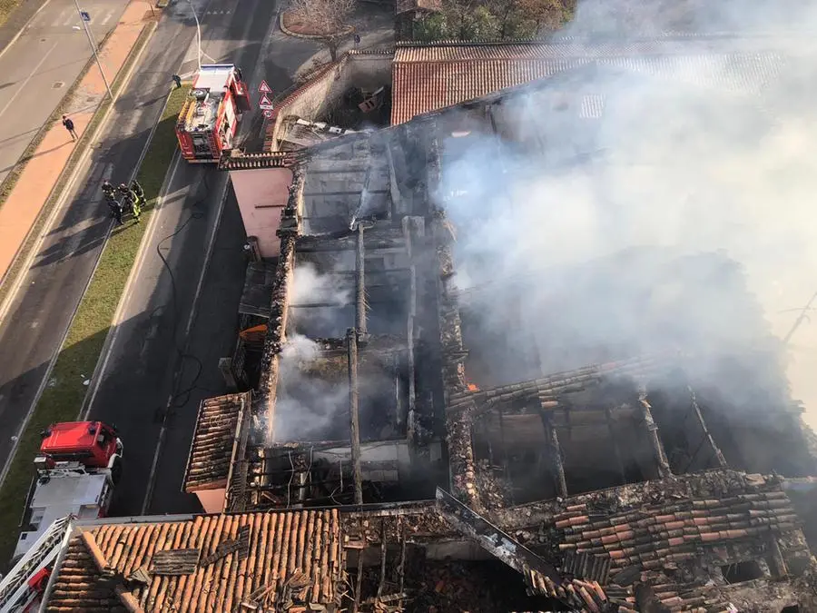 Il tetto della cascina distrutto dalle fiamme a Mazzano - © www.giornaledibrescia.it