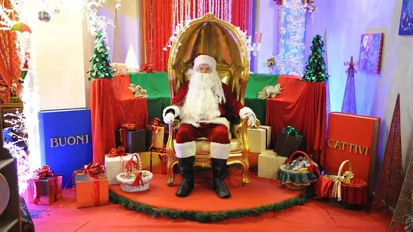 Babbo Natale pronto a salutare i bambini (foto simbolica)