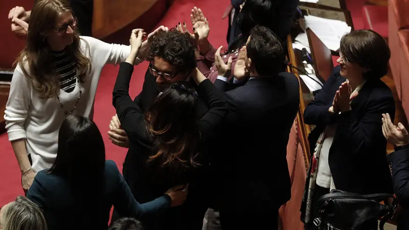 Senato, passa la Manovra: bagarre in aula