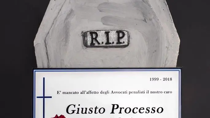 Il manifesto funebre del giusto processo