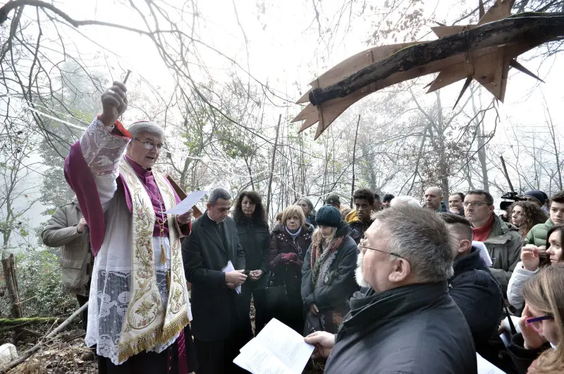 Il vescovo Tremolada benedice il presepe dei Gnari dè Mompià - Foto Pierre Putelli/Neg © www.giornaledibrescia.it