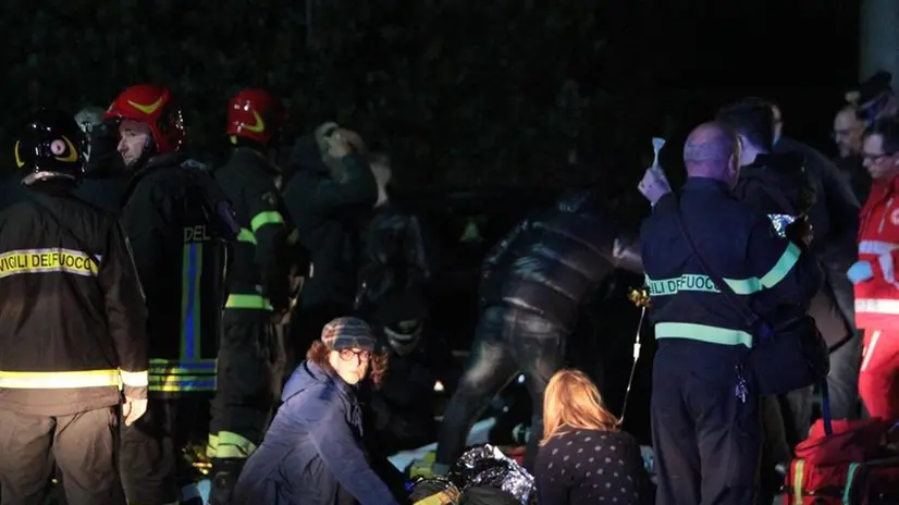 I soccorsi. Vigili del fuoco e personale medico al lavoro