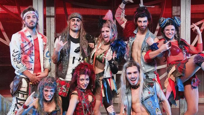 Ambientazione futuristica. Il cast di «We Will Rock You», musical in arrivo a Brescia