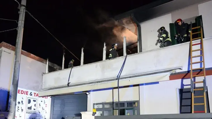 Scoppio bombola. Vigili del fuoco sul tetto del mobilificio - © www.giornaledibrescia.it