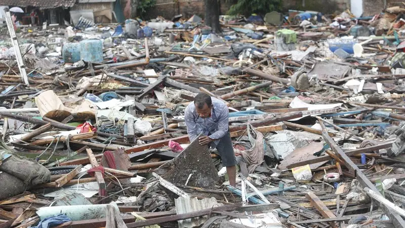 La distruzione causata dallo tsunami che ha colpito l'Indonesia - Foto Ansa/Epa Adi Weda