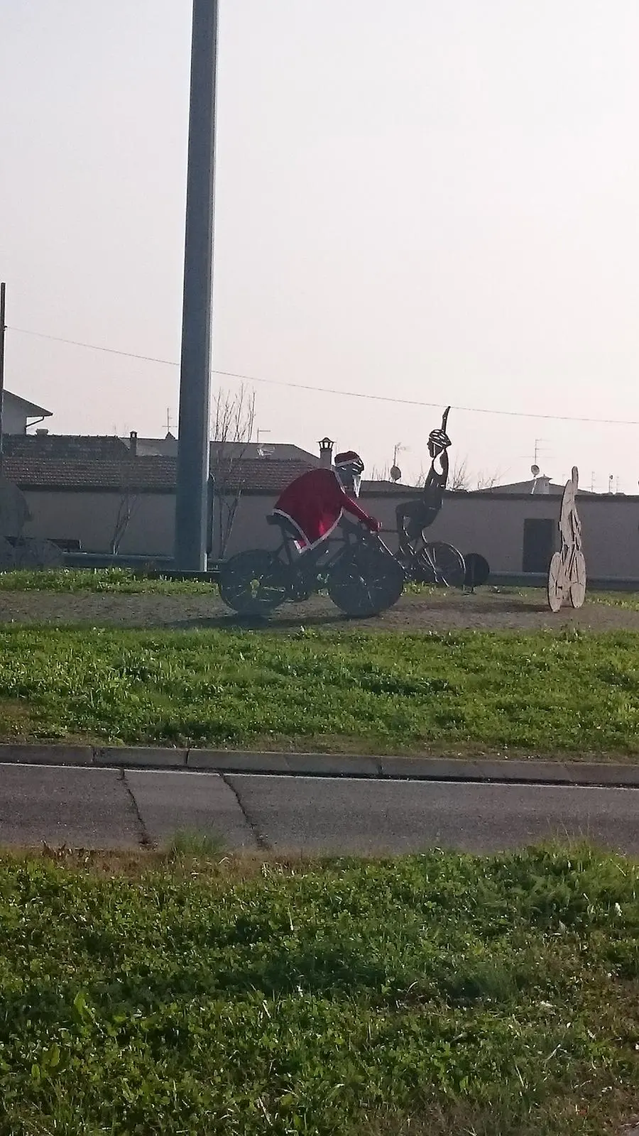 Un ciclista della rotonda di Ronco vestito da Babbo Natale