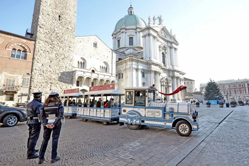 Per i bimbi il giro in città è sul trenino