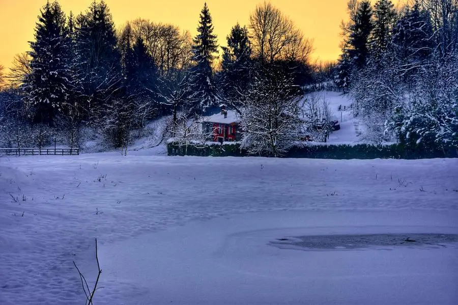 L'alba invernale sul piano di Lo innevato a Bione - Foto Rita Treccani