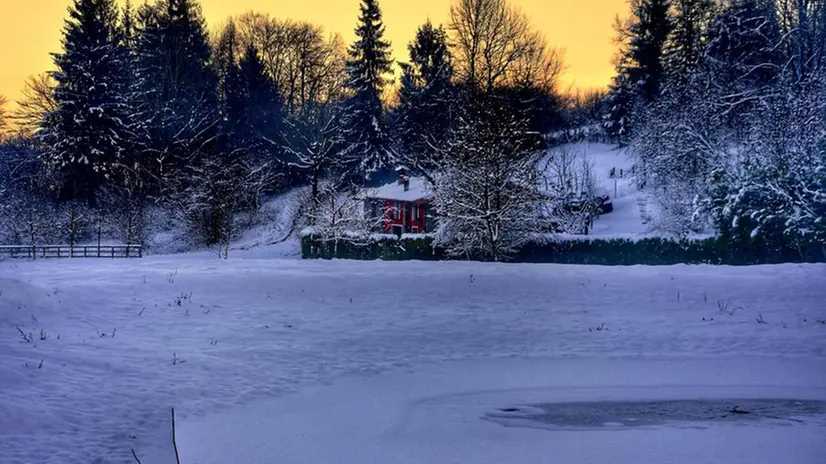 L'alba invernale sul piano di Lo innevato a Bione - Foto Rita Treccani