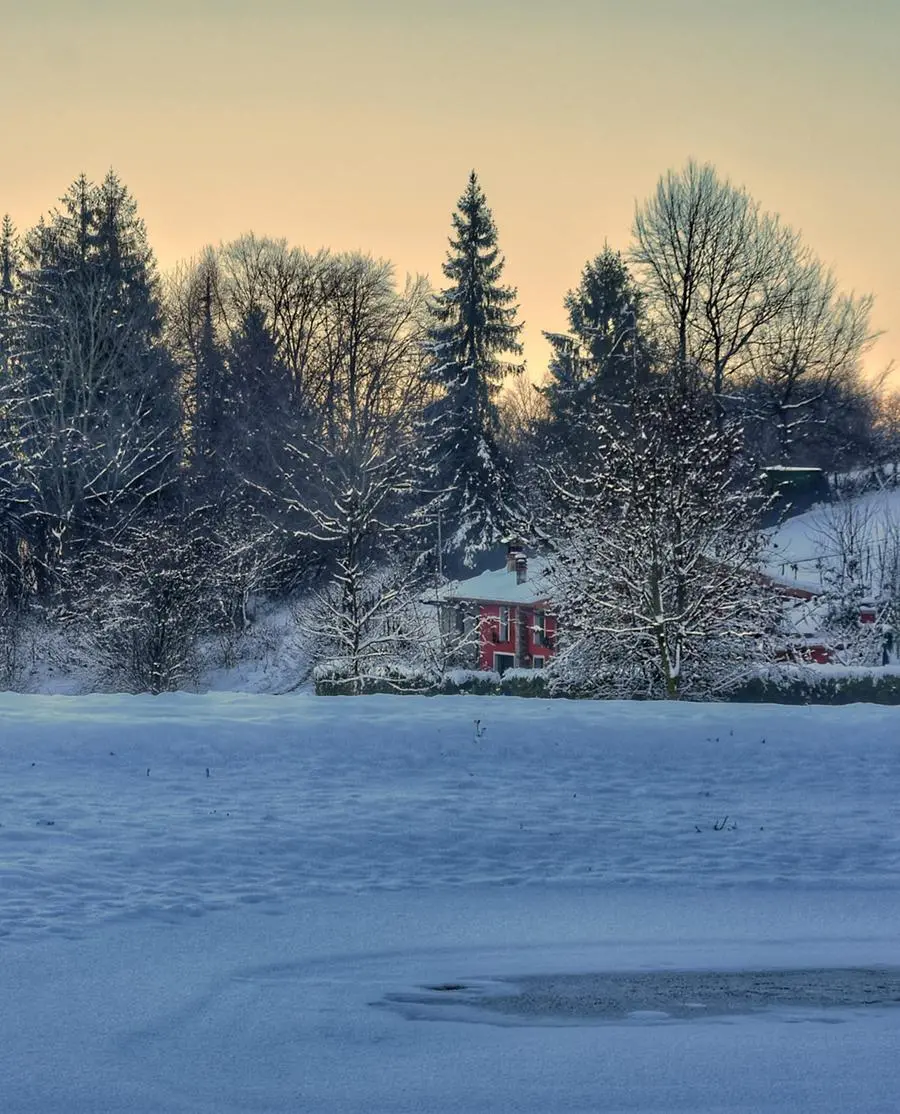 L'alba invernale sul piano di Lo innevato a Bione - Foto Rita Treccani