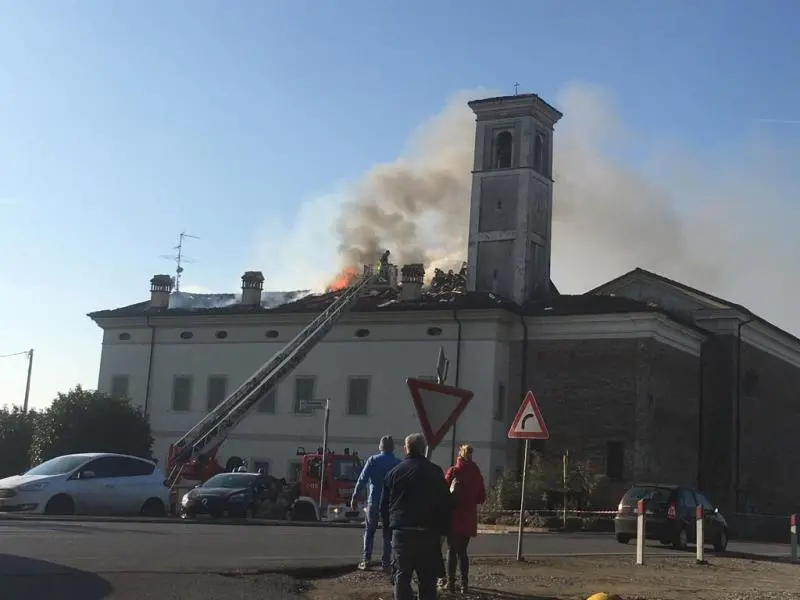 Verolanuova, in fiamme il tetto dell'ex convento