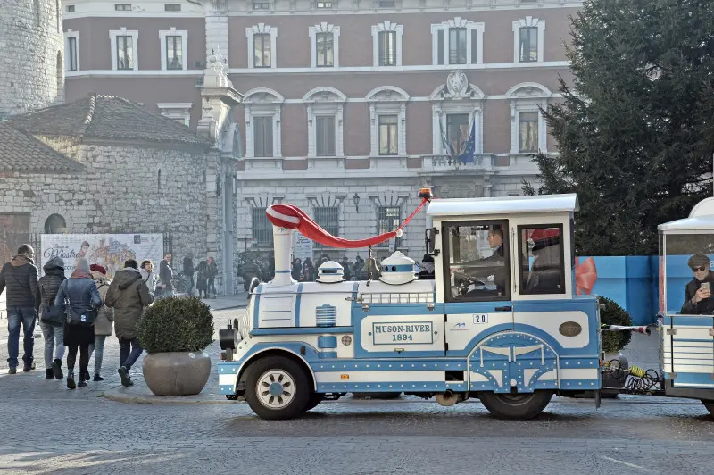 Per i bimbi il giro in città è sul trenino