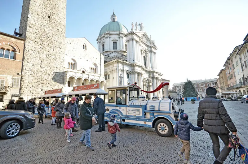 Per i bimbi il giro in città è sul trenino