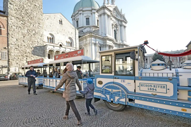 Per i bimbi il giro in città è sul trenino