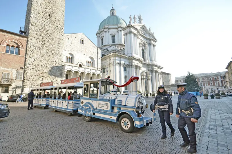 Per i bimbi il giro in città è sul trenino