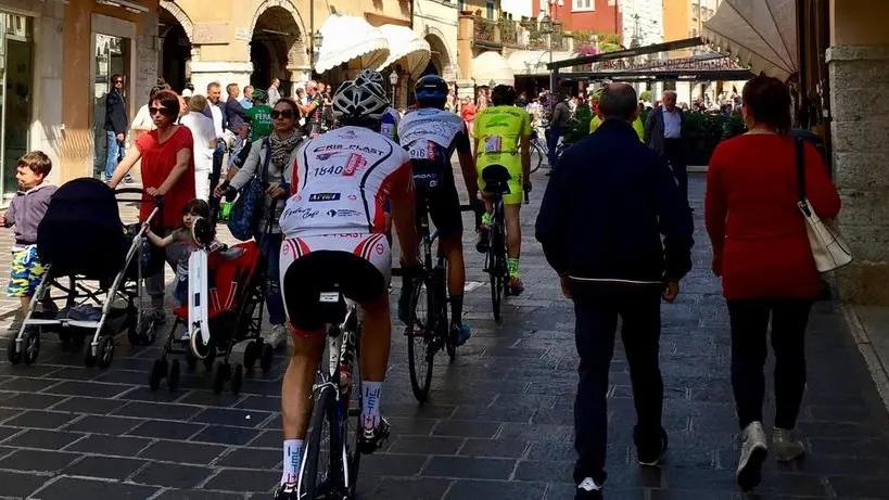 Nel cuore di Desenzano si dovrà scendere dalla bici - Foto © www.giornaledibrescia.it