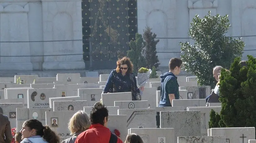 Cimitero. Famiglie in visita ai cari defunti al Vantiniano