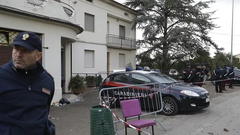 Carabinieri e poliziotti fuori dalla discoteca Lanterna Azzurra - Foto Ansa/Ap Andrew Medichini