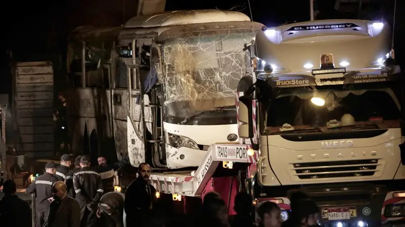 L'autobus colpito dai terroristi - Foto Ansa/Ap Nariman El-Mofty