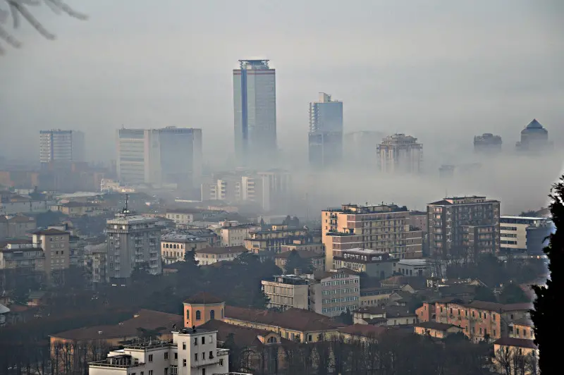 Smog, l'aria resta pesante sulla città: limitazioni alla circolazione a oltranza
