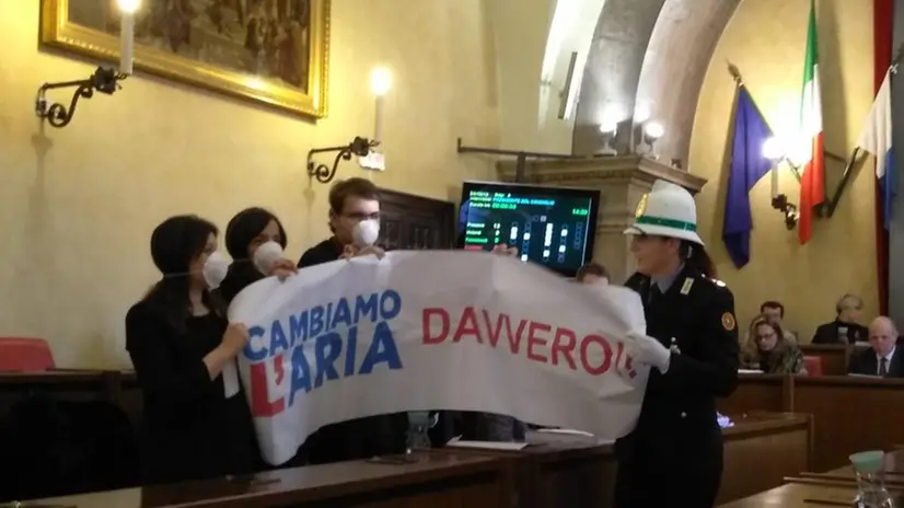 La protesta dei consiglieri leghisti in Loggia