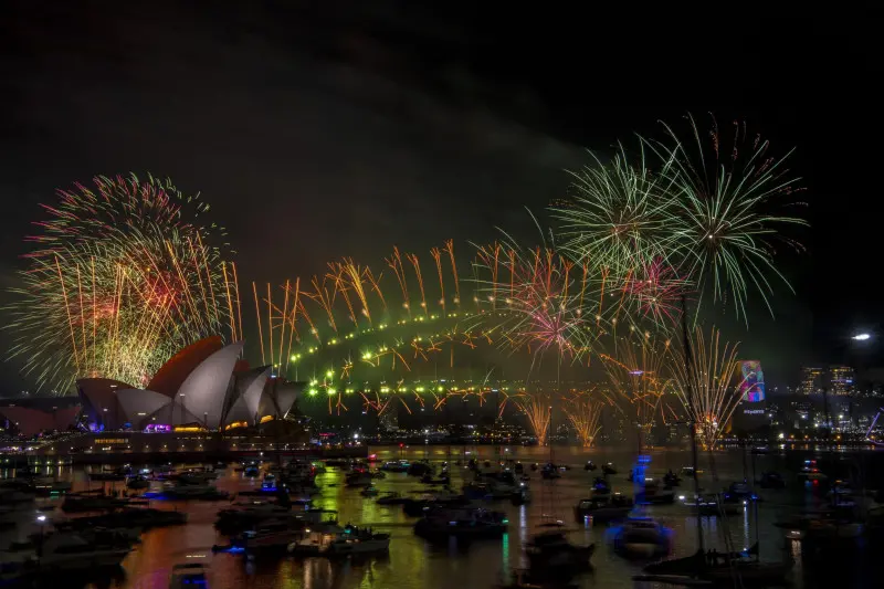 L'Australia è già nel 2019, show di fuochi d'artificio nel cielo di Sydney