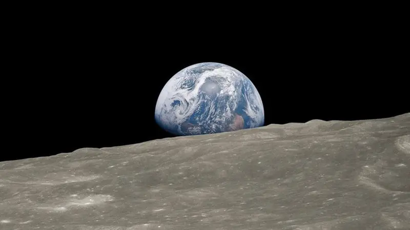 Earthrise - Foto Nasa/Apollo 8, Bill Anders Earthrise (l'immagine è stata riprocessata a colori da Jim Weigang)