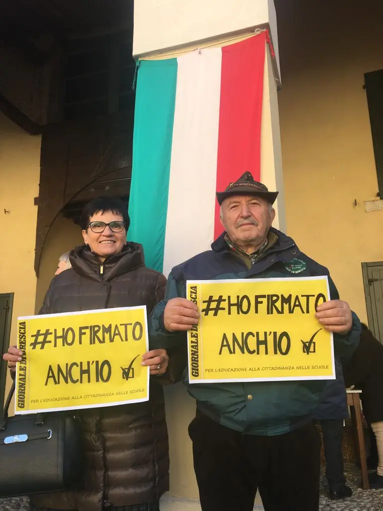 La raccolta firme a Capriano del Colle