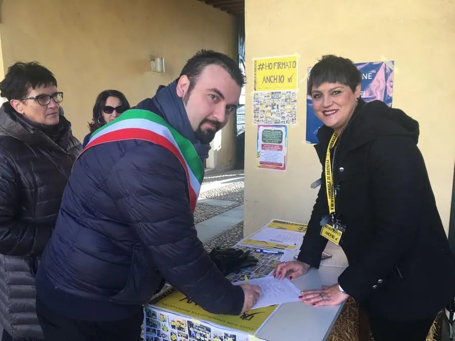 La raccolta firme a Capriano del Colle