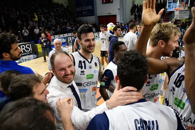 Germani Basket a Cremona, la vittoria e l'esultanza