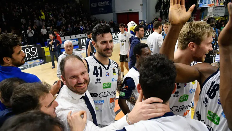 Germani Basket a Cremona, la vittoria e l'esultanza