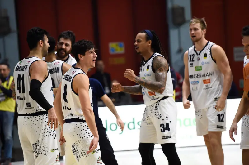 Germani Basket a Cremona, la vittoria e l'esultanza