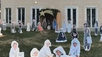 Le gigantografie dei piccoli ospiti del presepe alla scuola dell'infanzia Munari di Calcinatello - © www.giornaledibrescia.it
