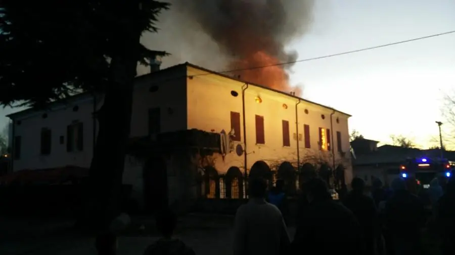 Tetto in fiamme a Mazzano