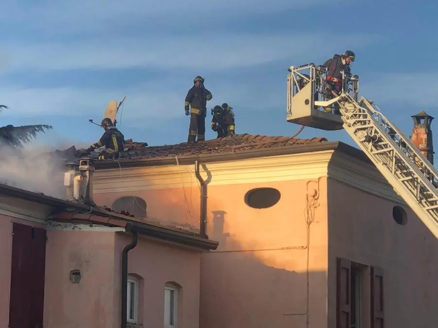 Tetto in fiamme a Mazzano