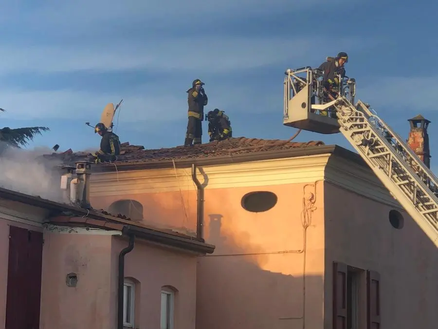 Tetto in fiamme a Mazzano