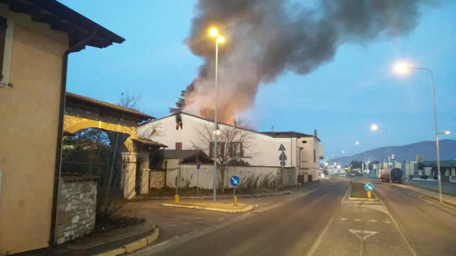 Tetto in fiamme a Mazzano