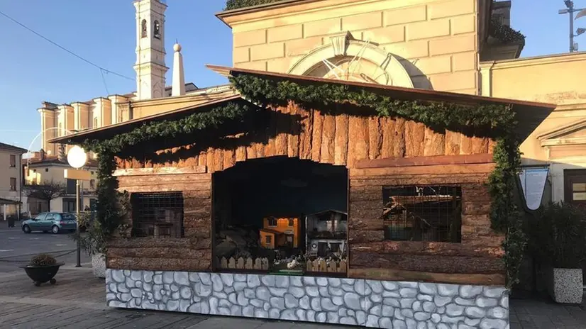 In piazza Libertà. Il presepe degli Alpini, subito riparato