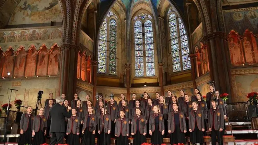 Durante il concerto nella Basilica di Assisi. I Piccoli Musici di Casazza diretti da Mario Mora