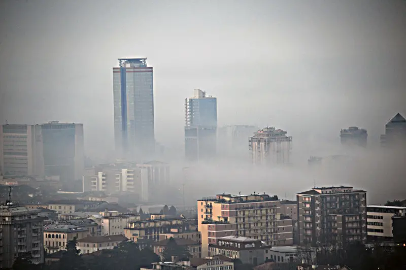 Smog, l'aria resta pesante sulla città: limitazioni alla circolazione a oltranza