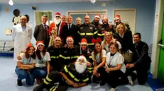 Vigili del fuoco e Babbi Natale: visita alla Poliambulanza © www.giornaledibrescia.it