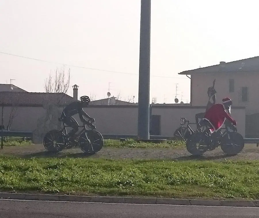 Un ciclista della rotonda di Ronco vestito da Babbo Natale