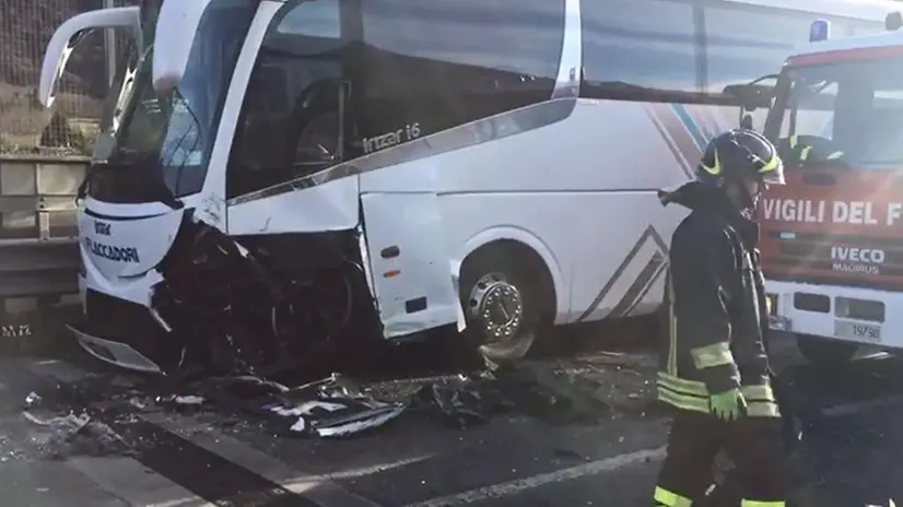 Boario, frontale tra una Volvo e un autobus, grave un 40enne