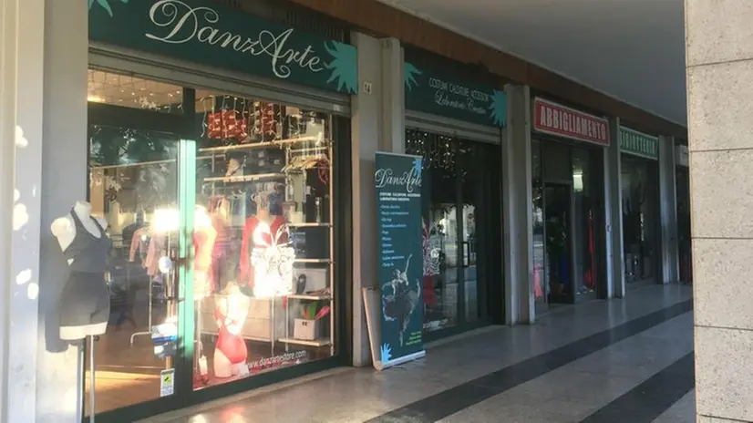 Il negozio costretto a causa della presenza di balordi e baby gang in zona stazione