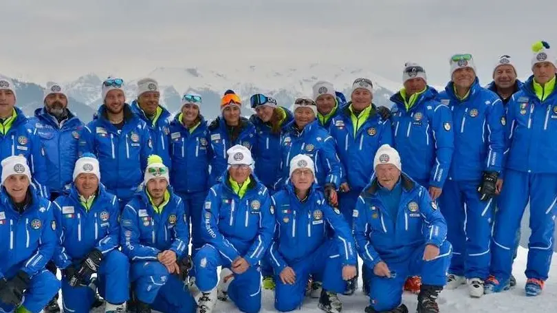 Foto di gruppo per i maestri di sci della scuola Tre Valli