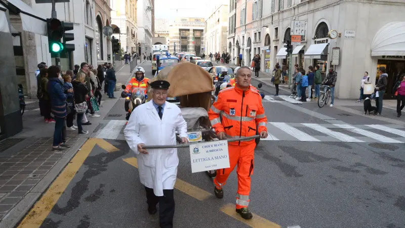 Sfilata storica della Croce Bianca in centro città