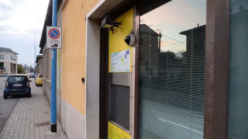 Lo sportello Postamat di via Fura dopo l'assalto notturno