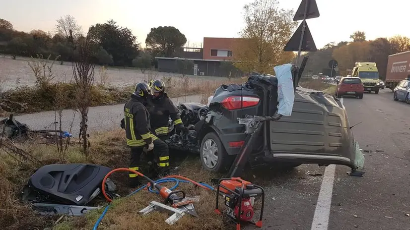 Frontale tra auto e camion, grave una donna e traffico in tilt ...